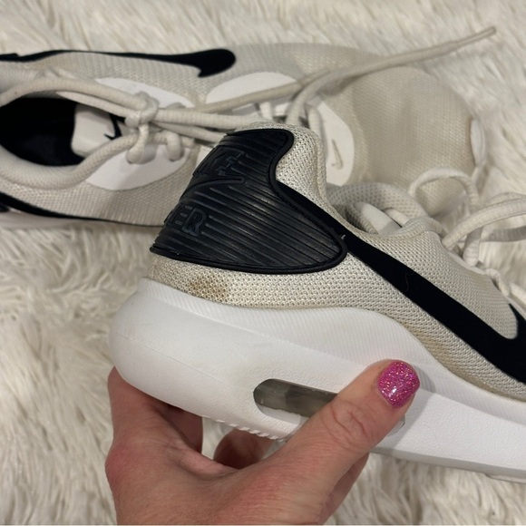 Nike Men’s Air Max Oketo white and black size 8 EUC - Picture 9 of 11